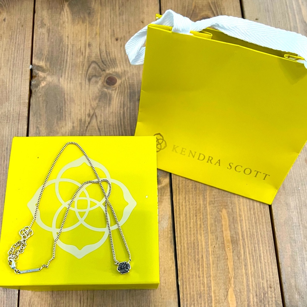 Kendra Scott stone pendant necklace